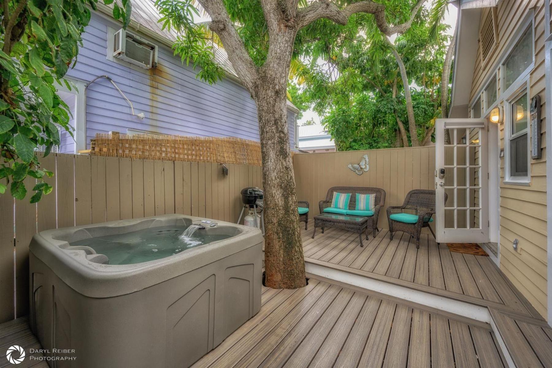 Mango Hideaway Eyebrow House Apartment