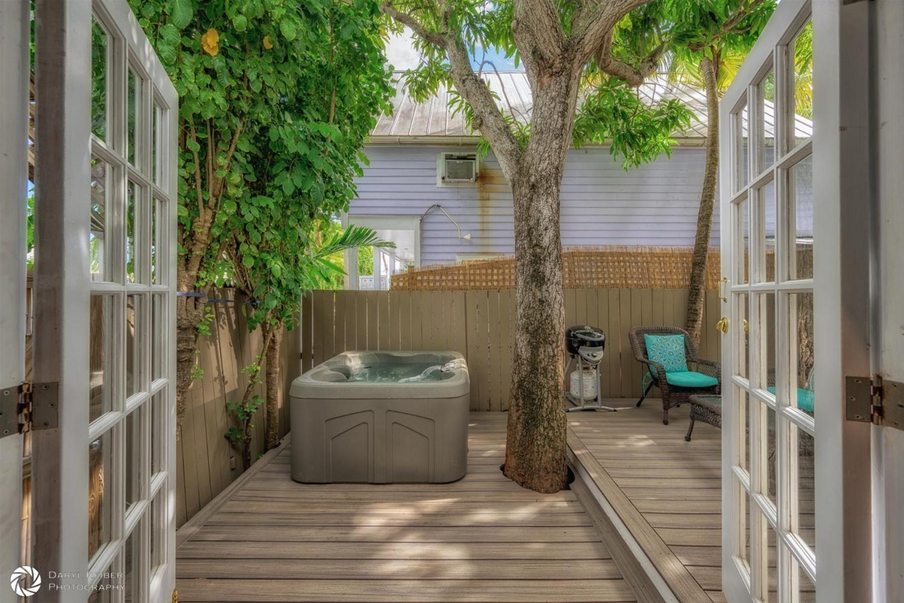 Mango Hideaway Eyebrow House Apartment